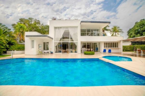 Villa Carolina,Preciosa Casa con piscina y un clima privilegiado